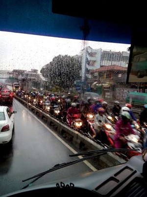Kejebak di Busway Saat Razia, Pemotor Minta Sopir TransJ Mundurkan Busnya