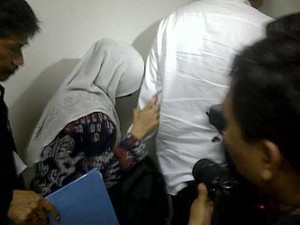 Usai Dengar Dakwaan, Susi Tur Ngumpet di Balik Pengacara