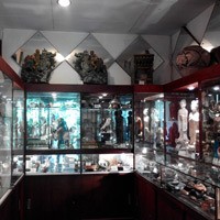 Pria Ini Memiliki Lebih Dari 4000 Koleksi Benda Bersejarah di Museum Pribadinya