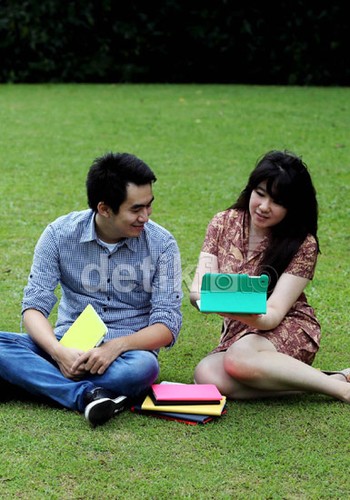 Sepasang model sedang memeragakan aktivitas yang santai dalam menggunakan Logitech ultrathin keyboard.     
