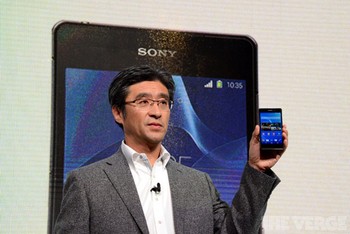 Secara resmi Kunimasa Suzuki, CEO and president of Sony Mobile, mengungkap keberadaan Xperia Z2. (the verge)