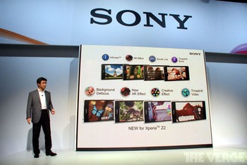 Soal spesifikasi, produk ini sedikit menigkat dari versi sebelumnya, yakni dengan chipset Snapdragon 801 dan RAM 3 GB. (the verge)