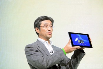 Selain ponsel, Sony juga mengumumkan tablet Xperia Z2 yang berukuran 10,1 inch, kamera 8 MP, dan baterai 6,000 mAh. (the verge)