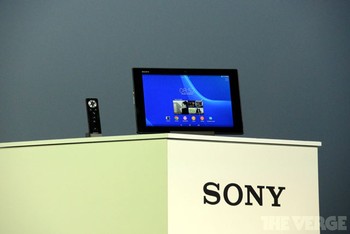 Tablet dan ponsel Xperia Z2 rencananya akan dipasarkan secara serempak, yakni sekitar Maret 2014. (the verge)