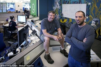 Pendiri Whatsapp Brian Acton (kiri) dan Jan Koum (kanan) berada d ikantornya di Mountain View, California. (kredit foto: dailymail)