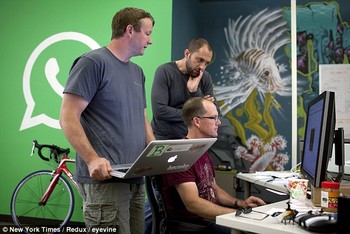 Brian Acton dan Jan Koum terlihat juga bekerja sama dengan Rick Reed, Server Software Engineer. (kredit foto: dailymail)