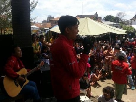 Donnie Ada Band Hibur Pengungsi di Sinabung