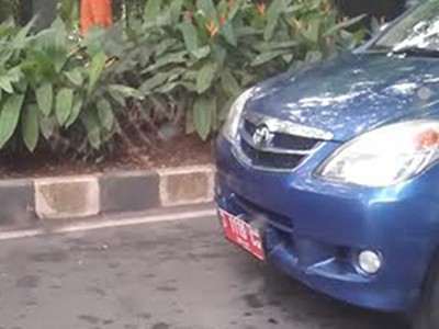 Pelat Depan Merah, Pelat Belakang Hitam