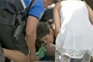 Bayi yang Sempat Berhenti Bernapas Ini Selamat Berkat Tindakan CPR