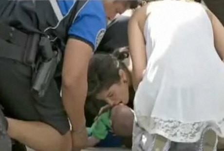 Bayi yang Sempat Berhenti Bernapas Ini Selamat Berkat Tindakan CPR