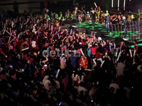 Saat mendengar lagu pembuka, seluruh 'Comet' begitu sebutan untuk penggemar Coboy Junior langsung mengeluarkan terikan histerisnya.