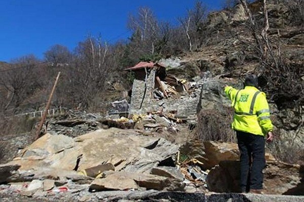 Tragis! Turis Anak-anak di Prancis Tewas Tertimpa Batu 10 Meter