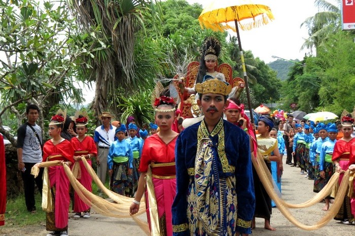 Adu Cantik Para Putri Mandalika di Festival Bau Nyale