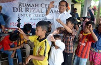 Rizal Ramli terlihat bermain bersama anak-anal dalam acara pembukaan tersebut. (foto Ardiansyah).         