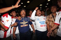 Para buruh yang kecewa berteriak-teriak di gedung DPR.