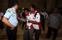 Pamdal DPR berusaha menenangkan buruh.