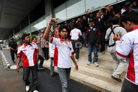 Para buruh ini telah diskors oleh direksi selama setahun. Mereka diskors lantaran sebelumnya menuntut upah sesuai UMR.