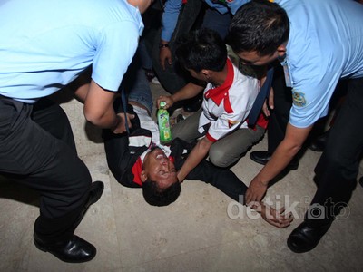 Setahun Diskors, Buruh Pingsan di DPR