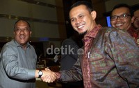 Kepala BIN menyalami Ketua Komisi Mahfudz Siddiq usai raker.
