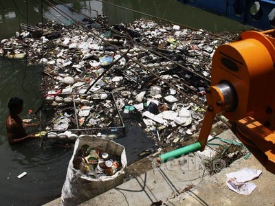 Menjaring Sampah di Kali Jalan Rasuna Said
