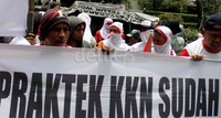 Massa berorasi sambil membentangkan poster dan spanduk.