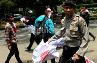 Aksi ini mendapat penjagaan dari aparat kepolisian.