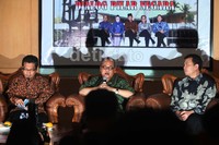 (Kiri ke kanan) Anggota Komisi III Yusuf Al Mujamil, Wakil Ketua MPR Hajriyanto Y Thohari, dan peneliti Pool Tracking Institute Hanta Yudha menjadi pembicara dalam dialog pilar kenegaraan.