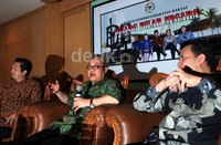 Wakil Ketua MPR Hajriyanto Y Thohari (tengah) memberikan pemaparan dalam dialog yang membahas tentang pemilu dalam perspektif konstitusi.