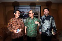Yusuf Al Mujamil, Hajriyanto Y Thohari, dan Hanta Yudha berbincang seusai diskusi.