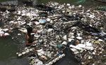 Menjaring Sampah di Kali Jalan Rasuna Said