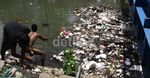 Menjaring Sampah di Kali Jalan Rasuna Said