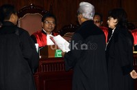     Hakim Ketua Suwedya lalu mengecek surat keterangan dokter dan jaksa Edy mengusulkan agar sidang ditunda hingga Kamis (27/2) mendatang. Usulan tersebut disetujui oleh Hakim Suwedya dan Adnan Buyung Nasution selaku kuasa hukum Wawan. Lamhot Aritonang/detikFoto.     