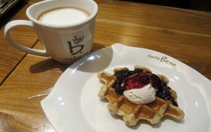 Caffe Bene: Menyeruput Misugaru Latte Berteman Cream Cheese Wafel Gurih