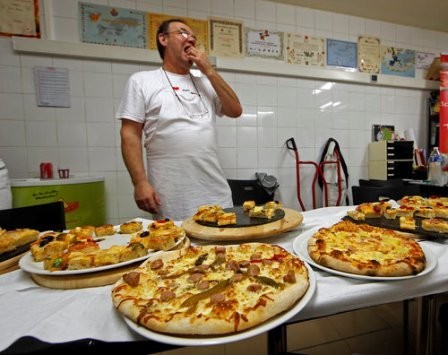 Saat Konflik Perang, di Penjara dan Menganggur, Pizza Tetap Jadi Favorit di Dunia (2)