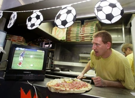 Saat Konflik Perang, di Penjara dan Menganggur, Pizza Tetap Jadi Favorit di Dunia (2) Saat Konflik Perang, di Penjara dan Menganggur, Pizza Tetap Jadi Favorit di Dunia (2)