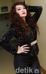 Merah Merona Bibir Zaskia Gotik