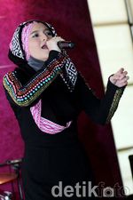 Marshanda Rilis Single dan Hijab