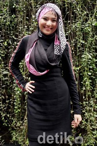 Tak hanya menyanyi, ia juga melebarkan sayapnya ke dunia bisnis fashion hijab. Akew/detikHOT.