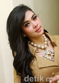 Ia terlihat glamor dengan kalung mutiara hebohnya. Gus Mun/detikHOT.