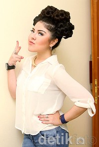 Tina Toonita tampak percaya diri dengan gaya rambutnya yang unik. Gus Mun/detikHOT.