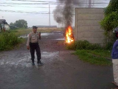 Seorang Jambret Tertangkap Massa, Motor Dibakar