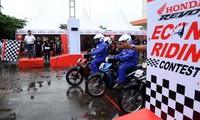 Head Of Technical Service WMS, Taryudin turut melepas peserta Econo Riding Contest Revo FI. (dok. PT. WMS).     