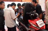 Petugas Technical Service Department, Main dealer sepeda motor Honda Jakarta Tangerang PT. Wahana Makmur Sejati (WMS) melakukan ukur konsumsi bahan bakar peserta Econo Riding Contest Revo FI. (dok. PT. WMS).