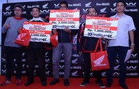 Para pemenang 1, 2, dan 3 Econo Riding Contest Revo FI dari kalangan media foto bersama dengan Promotion Head WMS, Andra (paling kiri), dan Instruktur Technical Service Dept.  Saptono (paling kanan). (dok. PT. WMS).     
