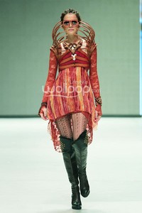 Ika Butoni by Mardiana Ika. BNI Presents Iniverse Bonding. Indonesia Fashion Week 2014 at Jakarta Convention Center. Senayan. Jakarta. [Foto: Mohammad Abduh/Wolipop]