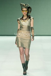 Ika Butoni by Mardiana Ika. BNI Presents Iniverse Bonding. Indonesia Fashion Week 2014 at Jakarta Convention Center. Senayan. Jakarta. [Foto: Mohammad Abduh/Wolipop]