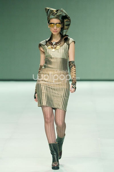 Ika Butoni by Mardiana Ika. BNI Presents Iniverse Bonding. Indonesia Fashion Week 2014 at Jakarta Convention Center. Senayan. Jakarta. [Foto: Mohammad Abduh/Wolipop]