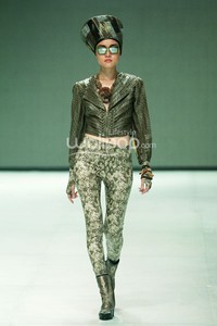 Ika Butoni by Mardiana Ika. BNI Presents Iniverse Bonding. Indonesia Fashion Week 2014 at Jakarta Convention Center. Senayan. Jakarta. [Foto: Mohammad Abduh/Wolipop]