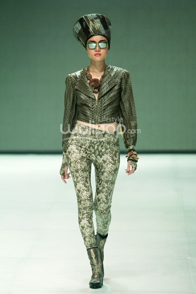 Ika Butoni by Mardiana Ika. BNI Presents Iniverse Bonding. Indonesia Fashion Week 2014 at Jakarta Convention Center. Senayan. Jakarta. [Foto: Mohammad Abduh/Wolipop]