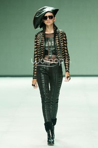 Ika Butoni by Mardiana Ika. BNI Presents Iniverse Bonding. Indonesia Fashion Week 2014 at Jakarta Convention Center. Senayan. Jakarta. [Foto: Mohammad Abduh/Wolipop]